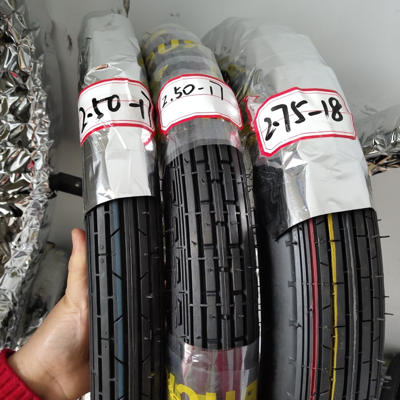 250-17 275-18 バイクのタイヤとタイヤケース